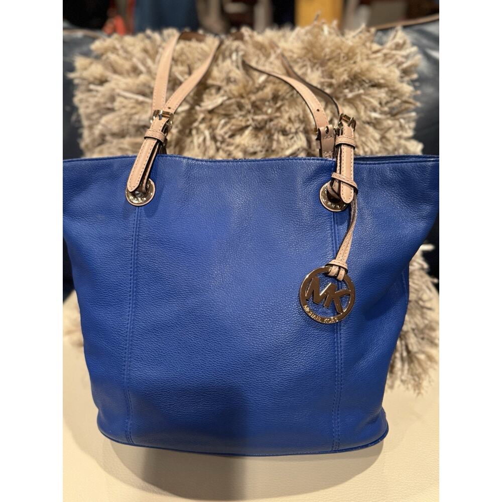 Michael Kors Women Jet Set in Blue Saffiano Leather Zip Tote Bag with Logo Charm
